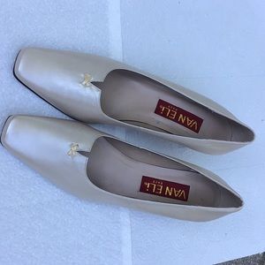 Light sand colored slightly shimmered pumps.